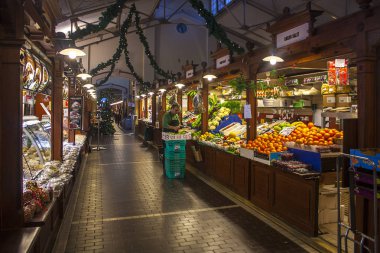 Helsinki, Finlandiya - 3 Ocak 2018: Old Market Hall Helsinki 1889 beri müşterilerine hizmet vermiştir. Tüccarlar her şeyi peynir, balık, kabuklu deniz ürünleri, sebze, meyve ve kek, kahve ve çay satmak