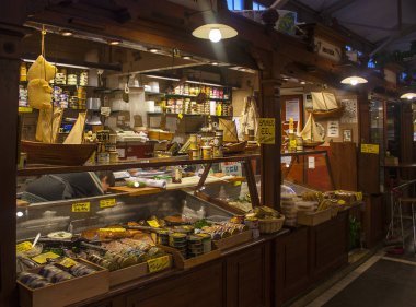 Helsinki, Finlandiya - 3 Ocak 2018: Old Market Hall Helsinki 1889 beri müşterilerine hizmet vermiştir. Tüccarlar her şeyi peynir, balık, kabuklu deniz ürünleri, sebze, meyve ve kek, kahve ve çay satmak