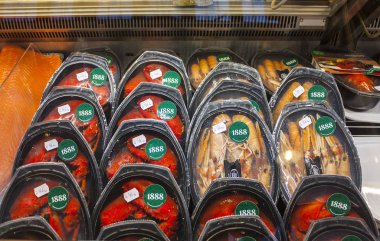 Helsinki, Finlandiya - 3 Ocak 2018. Yengeçler ve eski pazar Hall Vanha Kauppahalli Helsinki dükkan pencerede kerevit ile paketleri