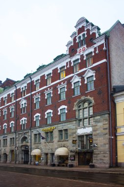 Helsinki, Finlandiya - 3 Ocak 2018: Helsinki Market Square yakınındaki merkezi sokakları