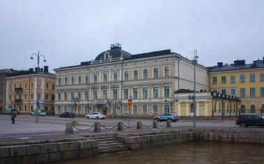 Helsinki, Finlandiya - 3 Ocak 2018: Helsinki Market Square yakınındaki merkezi sokakları