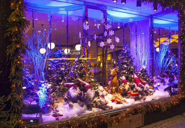 Helsinki, Finlandiya - 3 Ocak 2018: Noel Mağazası ünlü şekerlemeler Fazer Cafe Kluuvikatu Caddesi'ndeki Noel ve yeni yıl 