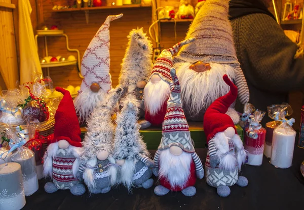 Helsinki, Finlandiya - 3 Ocak 2018: Yerel Hatıra Eşyası Cüceler'ndeki Helsinki, Finlandiya