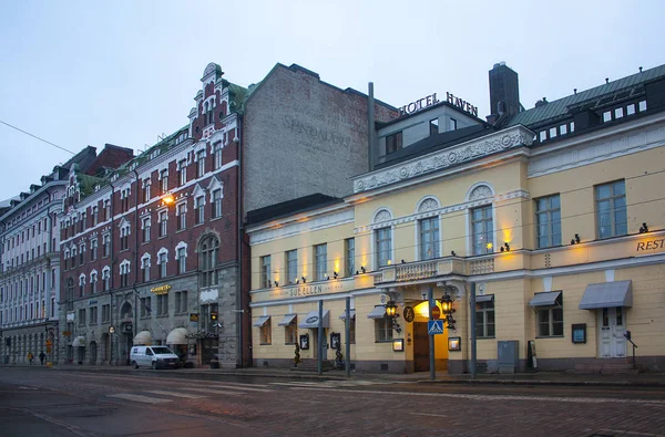 Helsinki, Finlandiya - 3 Ocak 2018: Helsinki Market Square yakınındaki merkezi sokakları