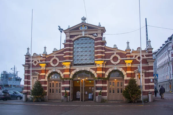 Helsinki, Finlandiya - 3 Ocak 2018: Old Market Hall Vanha Kauppahalli akşam aydınlatmada