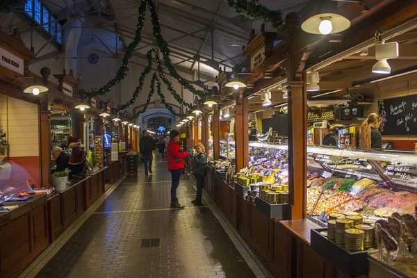 Helsinki, Finlandiya - 3 Ocak 2018: Old Market Hall Helsinki 1889 beri müşterilerine hizmet vermiştir. Tüccarlar her şeyi peynir, balık, kabuklu deniz ürünleri, sebze, meyve ve kek, kahve ve çay satmak