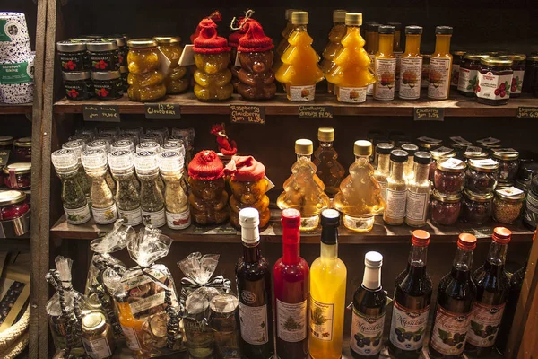 Helsinki, Finlandiya - 3 Ocak 2018: Jöle ve diğer koruyan bir piyasa ahır eski pazar Hall Vanha Kauppahalli üzerinde