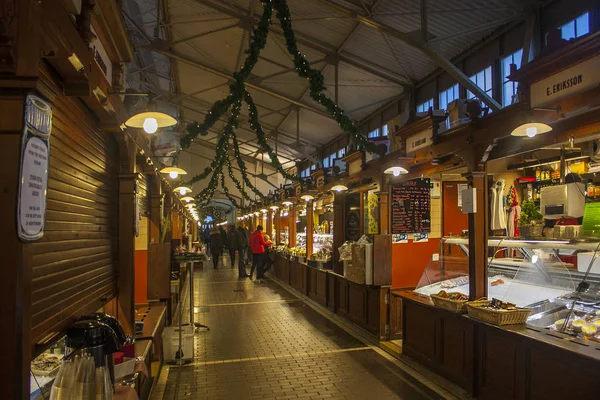 Helsinki, Finlandiya - 3 Ocak 2018: Old Market Hall Helsinki 1889 beri müşterilerine hizmet vermiştir. Tüccarlar her şeyi peynir, balık, kabuklu deniz ürünleri, sebze, meyve ve kek, kahve ve çay satmak