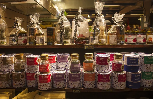 Helsinki, Finlandiya - 3 Ocak 2018: Jöle ve diğer koruyan bir piyasa ahır eski pazar Hall Vanha Kauppahalli üzerinde