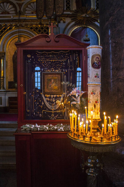 Гельсинки, Финляндия - 3 января 2018 года: Козельшанская икона Божией Матери в Успенском православном соборе в Хельсинки
