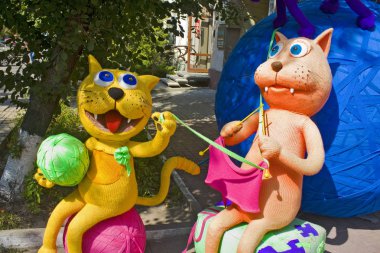 Kiev, Ukrayna - 4 Eylül 2018: Renkli tığ işi bebek kediler sokak