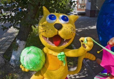 Kiev, Ukrayna - 4 Eylül 2018: Renkli tığ işi bebek kediler sokak