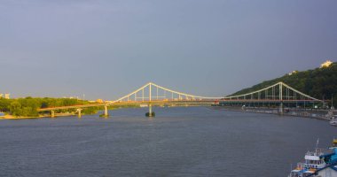 Kiev, Ukrayna - 1 Ağustos 2018: Yaya köprüsü Trukhanov Adası Kiev '