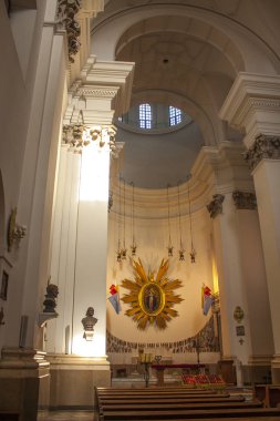 Varşova, Polonya - 24 Şubat 2018: Ana sunak Cizvit Kilisesi, aksi takdirde Tanrı merhametli anne Varşova eski kentte Kilisesi 