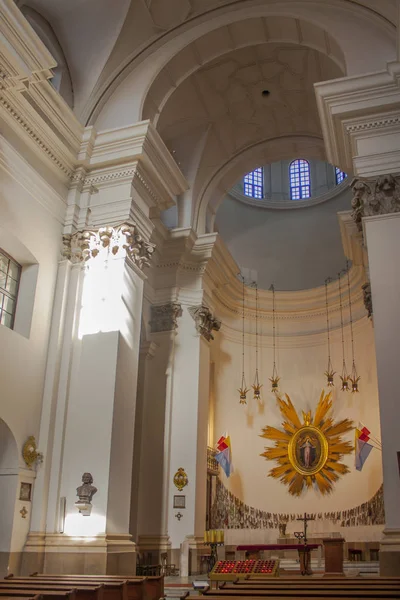 Varşova, Polonya - 24 Şubat 2018: Ana sunak Cizvit Kilisesi, aksi takdirde Tanrı merhametli anne Varşova eski kentte Kilisesi 