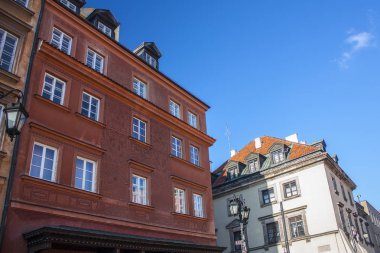 Warsaw, Polonya - 24 Şubat 2018: Castle Square eski Varşova şehir renkli evlerde