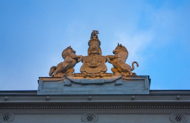 Varşova, Polonya - 24 Şubat 2018: Mimari detay ata Uruskich Palace, Varşova, Polonya çatısı ile