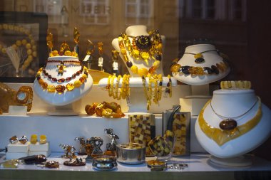 Varşova, Polonya - 24 Şubat 2018: Amber Takı dükkanı penceresinde