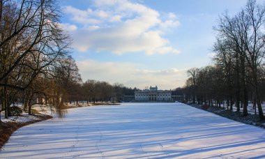 Warsaw, Polonya - 24 Şubat 2018: Kraliyet Sarayı (su) Łazienki Parkı kış, Varşova, Polonya