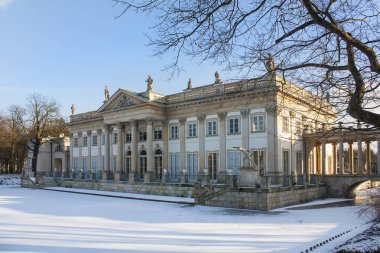 Warsaw, Polonya - 24 Şubat 2018: Kraliyet Sarayı (su) Łazienki Parkı kış, Varşova, Polonya