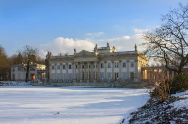 Warsaw, Polonya - 24 Şubat 2018: Kraliyet Sarayı (su) Łazienki Parkı kış, Varşova, Polonya
