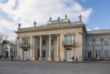 Warsaw, Polonya - 24 Şubat 2018: Kraliyet Sarayı (su) Łazienki Parkı kış, Varşova, Polonya