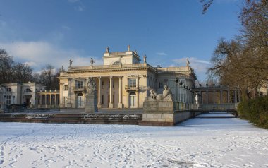 Warsaw, Polonya - 24 Şubat 2018: Kraliyet Sarayı (su) Łazienki Parkı kış, Varşova, Polonya