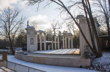 Varşova, Polonya - 24 Şubat 2018: Tiyatro Adası'Lazenkovsky Royal Park Varşova