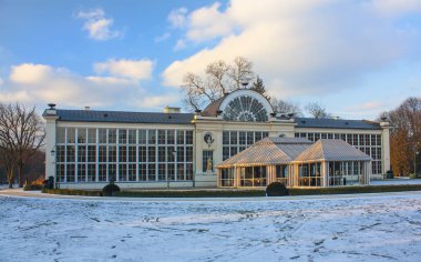 Varşova, Polonya - 24 Şubat 2018: Eski Orangery Łazienki Parkı kış, Varşova, Polonya
