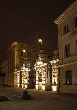 Varşova, Polonya - 24 Şubat 2018: The Main Gate Stefan Szyller tarafından Neo-Barok tarzda tasarlanmış geceleri Varşova, Polonya Varşova Üniversitesi 