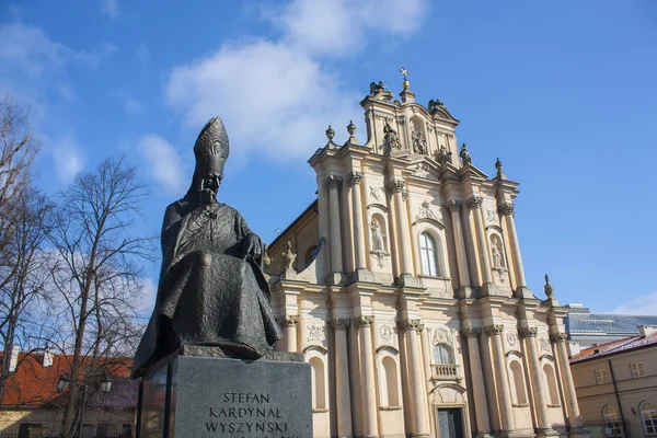 ワルシャワ ポーランド 2018 教会の聖ヨセフ Visitationists ワルシャワ ポーランドでステファン Wysynski の記念碑の — ストック写真