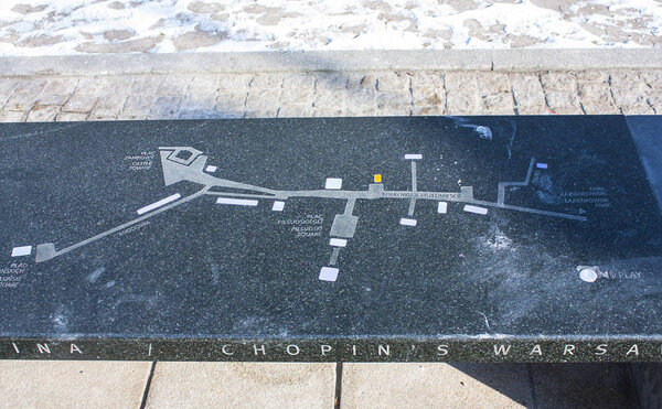 Варшава, Польша - 24 февраля 2018 года: Скамейка Шопена в Варшаве
