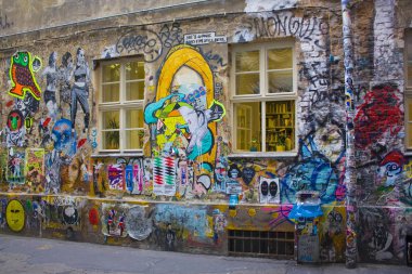 Berlin, Almanya - 25 Eylül 2018: Haus Schwarzenberg - Street sanat sokak dar geçit yanında bir kafe ile duvar resimleri, Etiketler ve paste-ups ile patlayan bir avlu yol açar