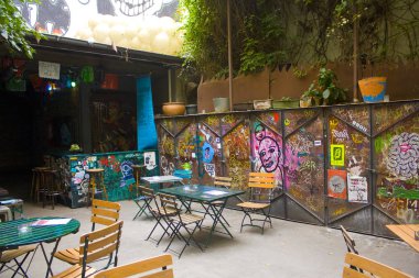 Berlin, Almanya - 25 Eylül 2018: Haus Schwarzenberg - Street sanat sokak dar geçit yanında bir kafe ile duvar resimleri, Etiketler ve paste-ups ile patlayan bir avlu yol açar