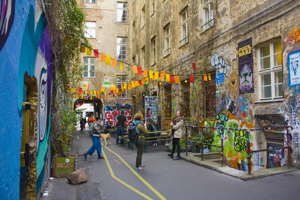 Berlin, Almanya - 25 Eylül 2018: Haus Schwarzenberg - Street sanat sokak dar geçit yanında bir kafe ile duvar resimleri, Etiketler ve paste-ups ile patlayan bir avlu yol açar