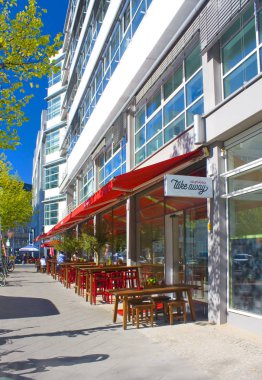 Berlin, Almanya - 25 Eylül 2018: Street Cafe de Berlin eski şehir