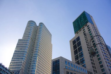 Berlin, Almanya - 25 Eylül 2018: Modern gökdelenler, Berlin, Almanya