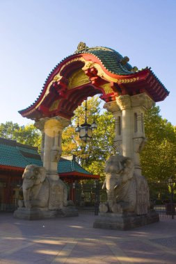 Berlin, Almanya - 25 Eylül 2018: Berlin Hayvanat Bahçesi, giriş