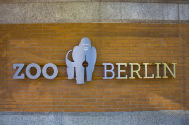 Berlin, Almanya - 25 Eylül 2018: İşareti Berlin Hayvanat Bahçesi logolu