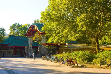 Berlin, Almanya - 25 Eylül 2018: Berlin Hayvanat Bahçesi, giriş