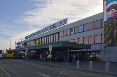 Berlin, Almanya - 25 Eylül 2018: Giriş Schoenefeld Uluslararası Havaalanı - ikinci büyük Berlin airport