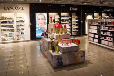 Berlin, Almanya - 26 Eylül 2018: Berlin airoport Duty Free mağazasında Dekoratif kozmetik butik