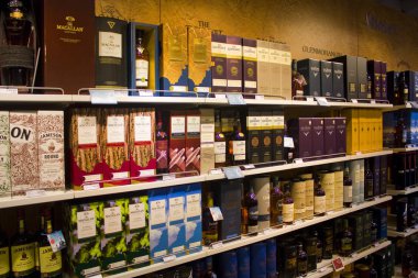 Berlin, Almanya - 26 Eylül 2018: Berlin airoport Duty Free mağazasında alkol butik