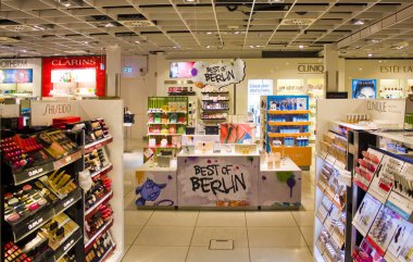 Berlin, Almanya - 26 Eylül 2018: Berlin airoport Duty Free mağazasında Dekoratif kozmetik butik