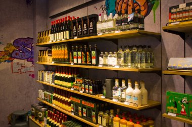 Berlin, Almanya - 26 Eylül 2018: Berlin airoport Duty Free mağazasında alkol butik