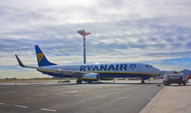 Berlin, Almanya - 26 Eylül 2018: Ryanair havayolu uçak Boeing 737 Berlin Airport