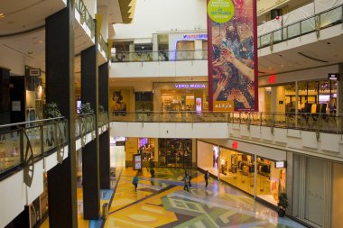 Berlin, Almanya - 25 Eylül 2018: Alexanderplatz de Berlin yakınındaki büyük bir alışveriş merkezi, Inrerior