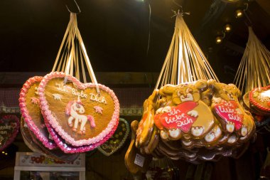 Berlin, Almanya - 25 Eylül 2018: Yakın çekim geleneksel Alman gingerbreads bir pazarında