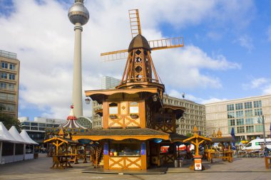 Berlin, Almanya - 25 Eylül 2018: Geleneksel Fuar tv Kulesi Alexanderplatz de Berlin, görünüm