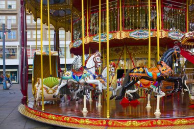 Berlin, Almanya - 25 Eylül 2018: Carousel Berlin Alexanderplatz Meydanı